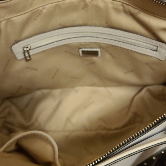 COPY - EUC BLACK AND WHITE ADORABLE GUESS PURSE - Picture 5 of 6